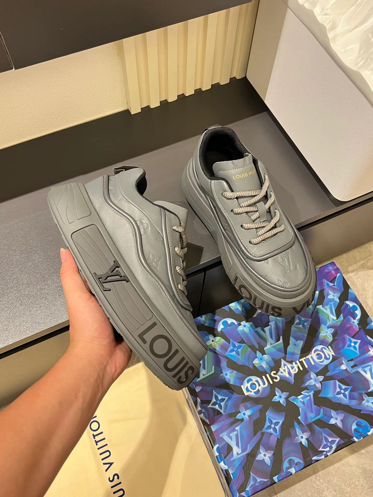 p560 "LOUI* VUITTO*" popular men's casual shoes, genuine development in Italy💯Purchase level quality✔️The upper is made of official website material first-layer cowhide, comfortable and soft sheepskin feet⚡️Fashionable and versatile. The toe last shape is firm and full, and the soles are made from LV original molds and can be freely entered and exited the counter. They are light and comfortable on the foot~purely handmade, details determine the quality! Size:39-44, (38.45 customized)